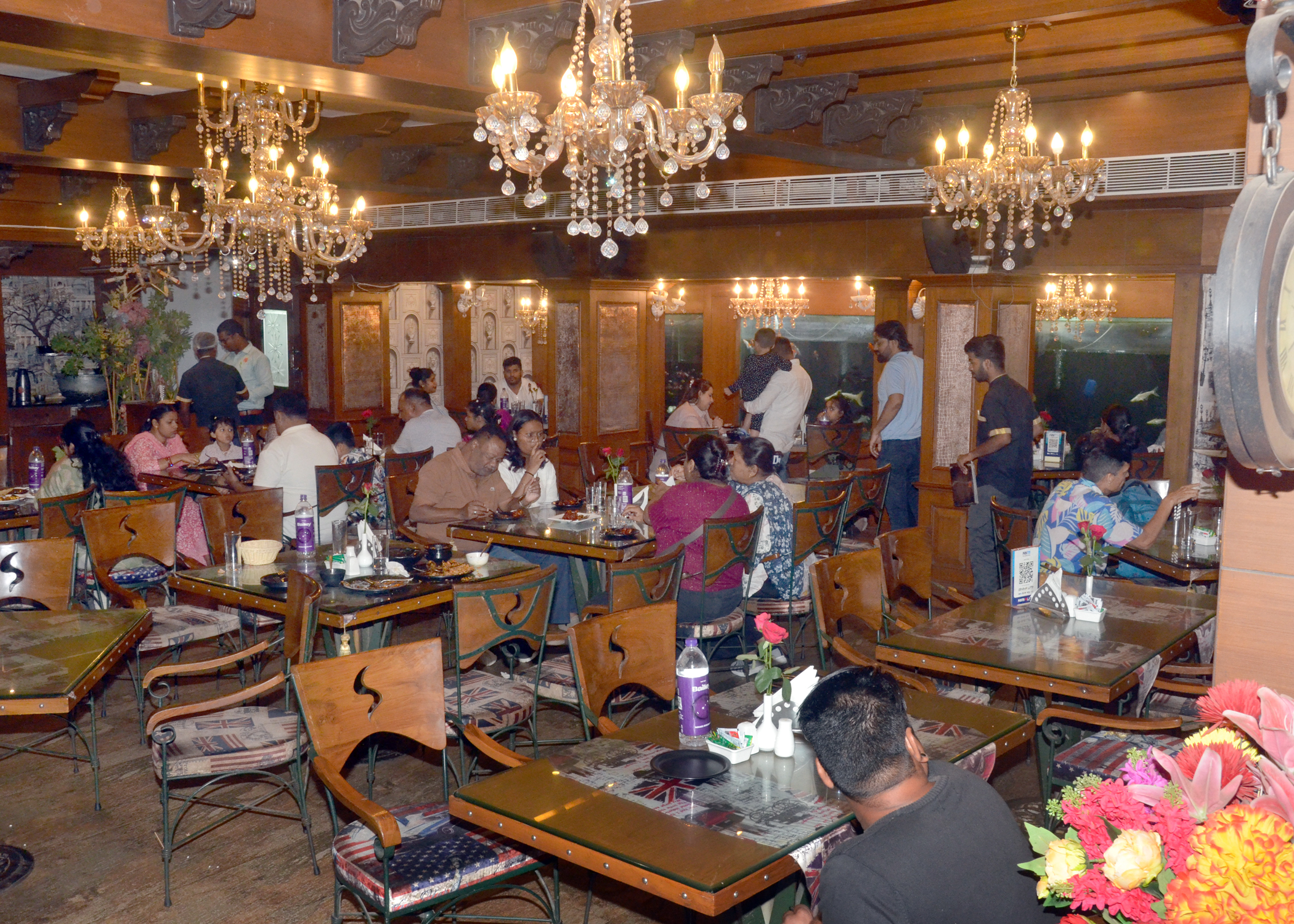 Restaurant interior photo 30